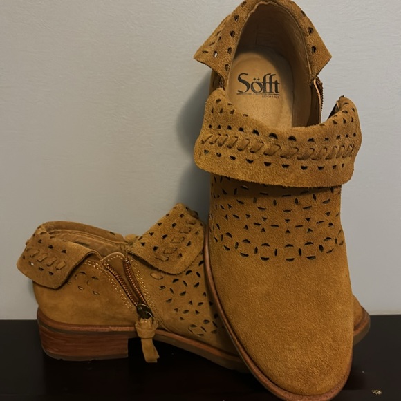 Soft suede ankle bootie, size 7 - Picture 8 of 9
